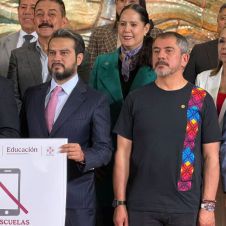 Restringirán celulares en primarias y secundarias a partir de octubre Restringirán celulares en primarias y secundarias a partir de octubre