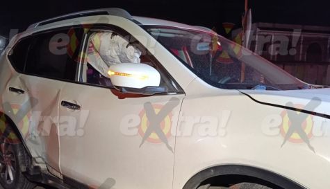 Mujer choca con su camioneta
