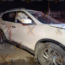 Mujer choca con su camioneta