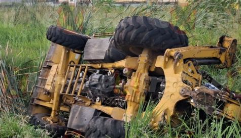 Vuelca retroexcavadora