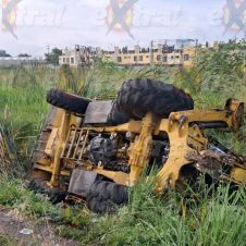 Vuelca retroexcavadora