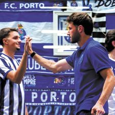 Santiago Giménez se queda en la banca en victoria del Porto sobre Benfica