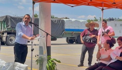 Entregar fertilizante a productores de rosa en Temixco impulsa el campo