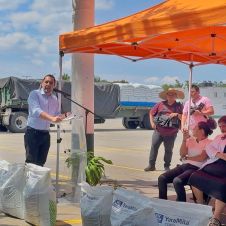 Entregar fertilizante a productores de rosa en Temixco impulsa el campo
