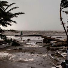 Polo se convierte en huracán categoría 1 y amenaza a México