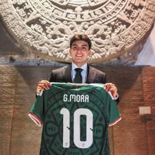 Gilberto Mora deja el 19 y hereda la camiseta 10 con Rafa Márquez