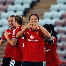 Rebeca Bernal brilla con doblete en su primera titularidad con el Manchester United