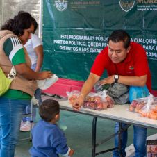 DIF Municipal de Totolapan entrega canastas alimentarias a familias