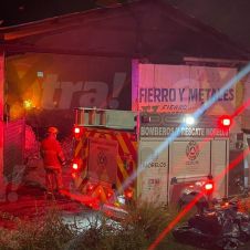 Incendio en Alpuyeca consume bodega de desperdicios en Xochitepec