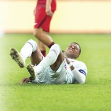 Francia vence a Turquía con gol de Mbappé pero enciende alarmas por lesión