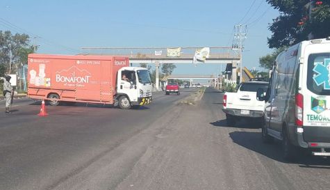 Conductor lesionado tras chocar contra camión repartidor en Yecapixtla