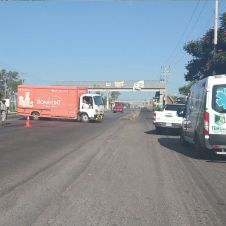 Conductor lesionado tras chocar contra camión repartidor en Yecapixtla