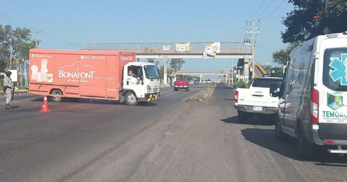 Choque entre automóvil y camión repartidor en la carretera de Tecajec deja un lesionado