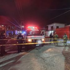 Elementos de la policía resguardaron el área sobre la antigua carretera México-Cuautla mientras peritos recolectaban evidencias.