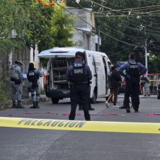 Elementos policiacos y servicios periciales resguardaron la zona en las inmediaciones del parque El Chapopote.