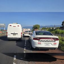 Elementos de la Guardia Nacional e investigadores de la Fiscalía Oriente resguardaron el acotamiento vial.