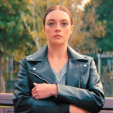 Las actuaciones de Elçin Sangu y Melis Sezen sostienen el pulso dramático de la producción disponible en Netflix.