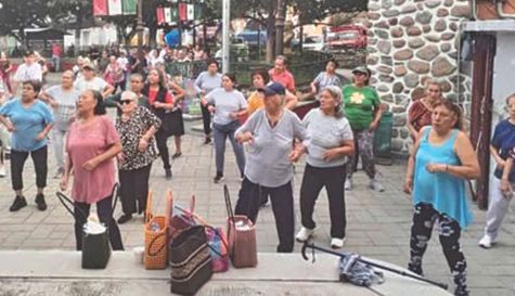 La actividad física adaptada promueve la movilidad articular y fortalece la integración social entre los adultos mayores de Puente de Ixtla.