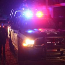 Elementos de seguridad custodiaron la escena del crimen mientras peritos de la Fiscalía realizaron la fijación de indicios balísticos.
