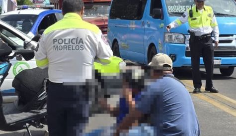 Paramédicos voluntarios brindaron los primeros auxilios a la joven de 25 años sobre la avenida Reforma tras ser embestida por una camioneta en la colonia Cuautlixco.