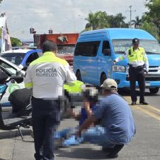 Paramédicos voluntarios brindaron los primeros auxilios a la joven de 25 años sobre la avenida Reforma tras ser embestida por una camioneta en la colonia Cuautlixco. Paramédicos voluntarios brindaron los primeros auxilios a la joven de 25 años sobre la avenida Reforma tras ser embestida por una camioneta en la colonia Cuautlixco.