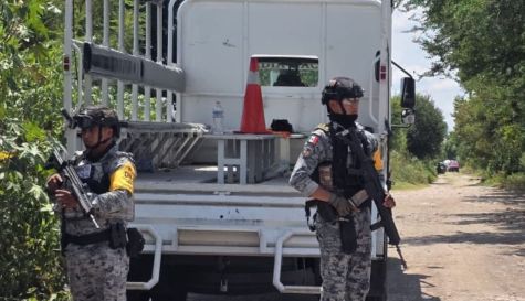 Elementos policiacos y peritos de la Fiscalía Oriente resguardaron el paraje 'Ojito de Agua' en Ayala durante las diligencias de ley.
