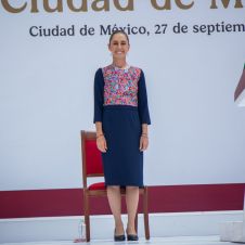 Ante miles de asistentes en el Zócalo capitalino, la presidenta Claudia Sheinbaum encabezó el cierre de su gira nacional de rendición de cuentas a dos años de gestión. Ante miles de asistentes en el Zócalo capitalino, la presidenta Claudia Sheinbaum encabezó el cierre de su gira nacional de rendición de cuentas a dos años de gestión.
