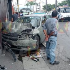 Conductora en estado de ebriedad provoca carambola en Plan de Ayala