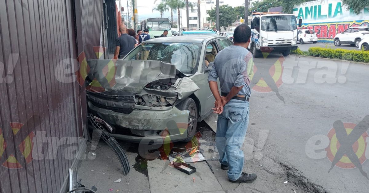 Conductora ebria desata carambola, choca contra casa y termina acorralada en Plan de Ayala