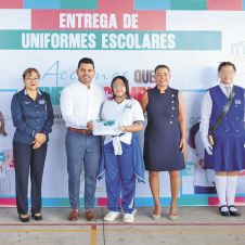 Entregan uniformes deportivos gratuitos a estudiantes en Alpuyeca Entregan uniformes deportivos gratuitos a estudiantes en Alpuyeca
