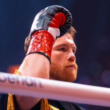 Canelo Álvarez vs Christian Mbilli se mantiene para el 31 de octubre en Riad