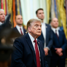 Trump apuesta por la autorregulación de la IA para vencer a China