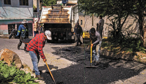 Vialidades en colonia La Rivera Israel Piña encabeza bacheo en Temixco