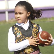 Con disciplina, alegría y el respaldo de su familia, Darah Luciana Madrid Vera representa el futuro del flag football en Morelos.