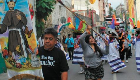Pobladores recorren las calles del barrio en honor a San Francisco de Asís.