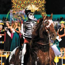 La cabalgata nocturna busca priorizar el folclor mexicano sobre festividades extranjeras. La cabalgata nocturna busca priorizar el folclor mexicano sobre festividades extranjeras.