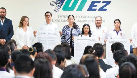 Alumnos de Upemor, UTEZ y UTSEM junto a autoridades durante el cierre del foro regional.