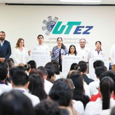 Alumnos de Upemor, UTEZ y UTSEM junto a autoridades durante el cierre del foro regional.