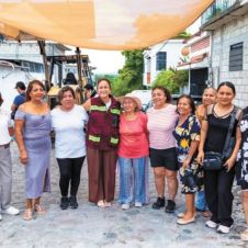Maquinaria y brigadas municipales trabajan en el reemplazo de la red hídrica en la calle Emilio Portes Gil.
