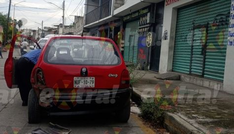 Taxista se distrae con celular y choca contra auto en Yautepec