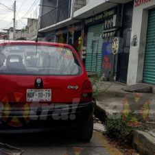Taxista se distrae con celular y choca contra auto en Yautepec