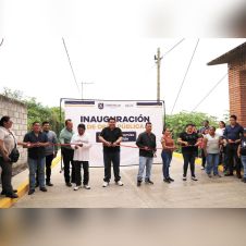 Inaugura Luis Onofre pavimentación de la calle Constitución en Coatlán del Río