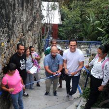 Inauguran barandal en la colonia Jiquilpan para seguridad peatonal