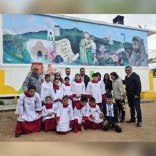 Alcalde de Huitzilac entrega butacas a la Parroquia de San José