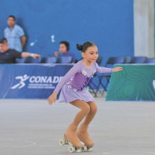Julieta Aguilera brilla en el patinaje artístico rumbo al estatal