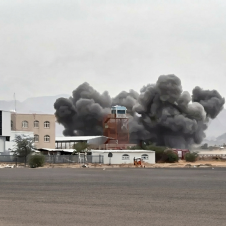 Ataque con drones y misiles sacude el aeropuerto de Adén en Yemen