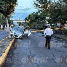 Choque y derribo de poste en bulevar a Casasano, Cuautla: Conductor detenido