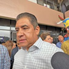 Protestan docentes y administrativos en el IEBEM; abren diálogo