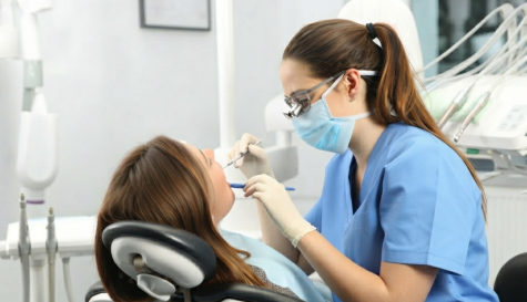 Alerta por daños dentales graves derivados de trucos virales en internet