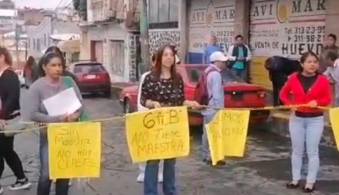 Bloqueo por madres de familia en Cuernavaca